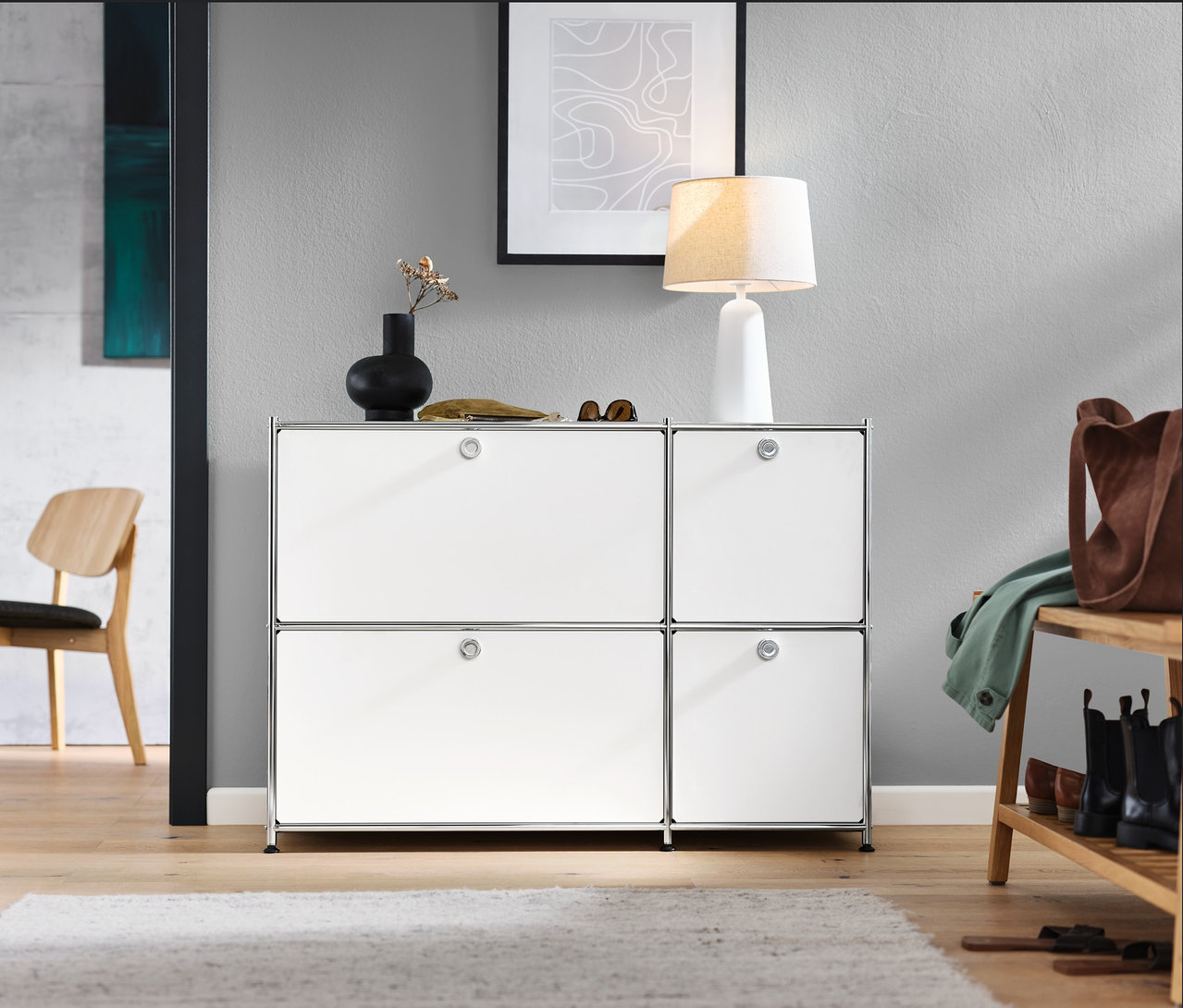 Vstupná hala s bielou odkladacou skrinkou »CN3« so 4 výklopnými dvierkami, pohodlnou stoličkou, lavicou s odkladacou plochou a bielou stolovou lampou s textilným tienidlom.