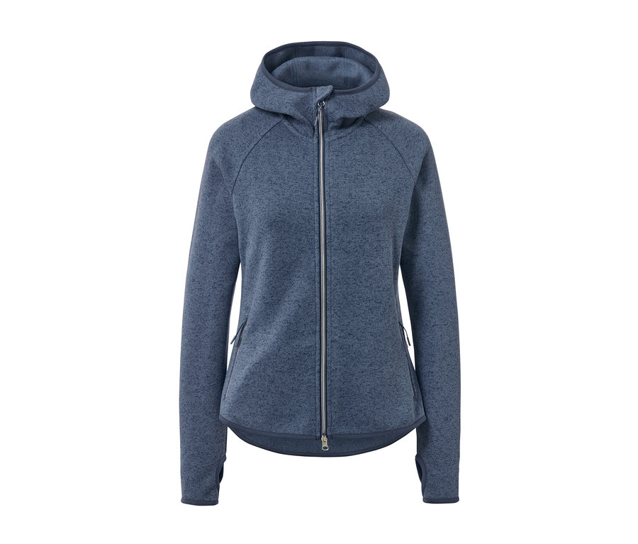 Modrá bunda z pleteného flísu so zipsom uprostred.