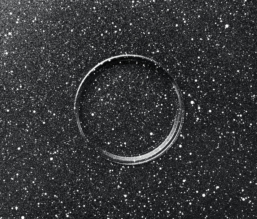 Detailný záber na vnútro panvice s nepriľnavým povrchom vo vzhľade kameňa.