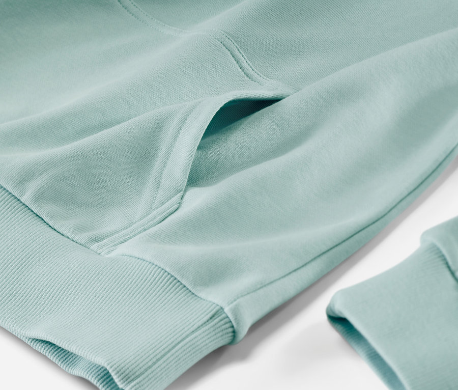 Detail detskej mikiny z teplákoviny.