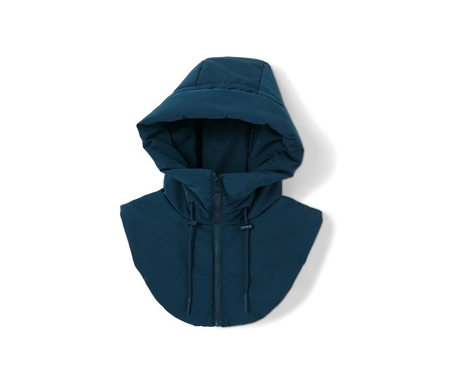 Tmavomodrá vatovaná kapucňa so stojatým golierom na bielom pozadí.