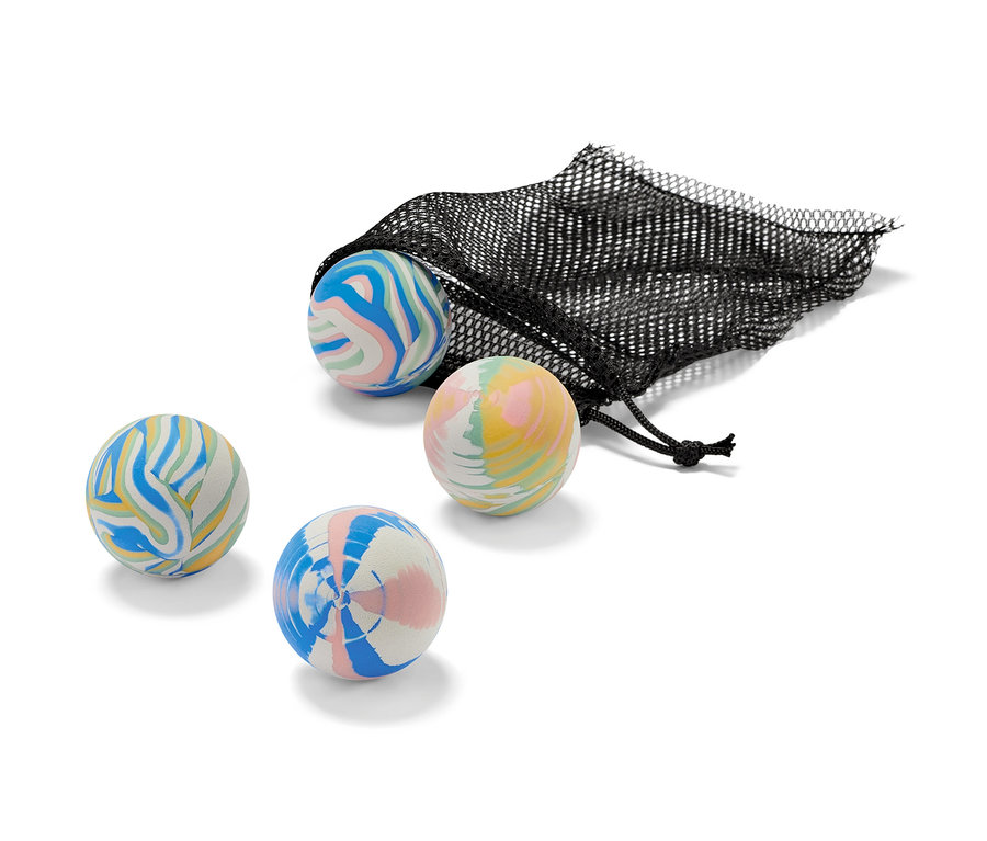 Súprava skákacích loptičiek a čierna sieťovaná taška.