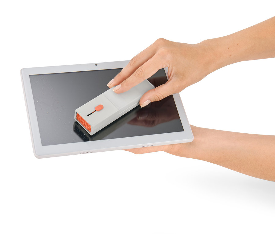 Žena čistí obrazovku tabletu pomocou súpravy na čistenie na písací stôl 4 v 1.