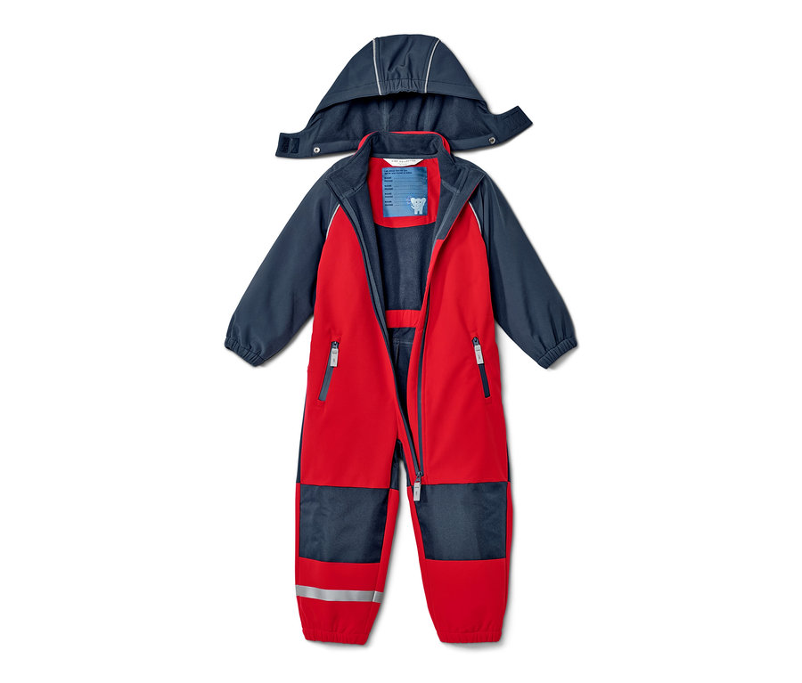 Červeno-modrá detská softshellová kombinéza s kapucňou je otvorená a leží na chrbte.