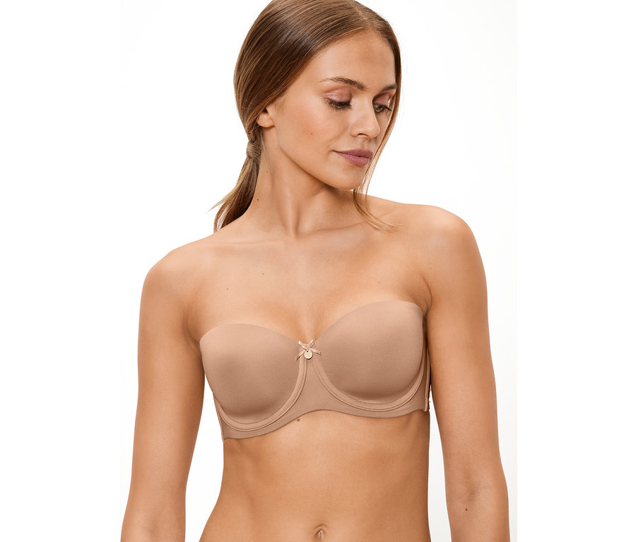 Žena má na sebe multifunkčnú podprsenku telovej farby.