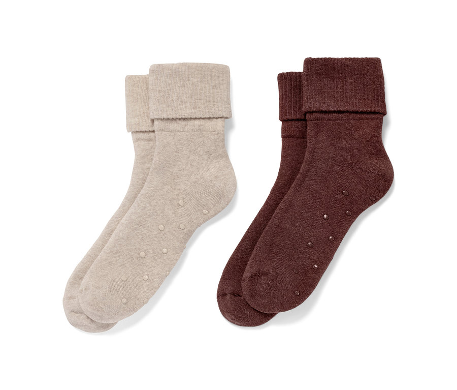 Dva páry protišmykových ponožiek: jeden pár béžový a jeden pár hnedý.