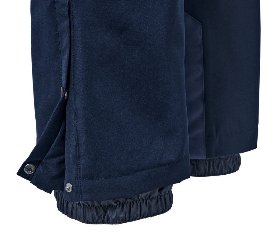 Detail modrých lyžiarskych a snoubordových nohavíc.