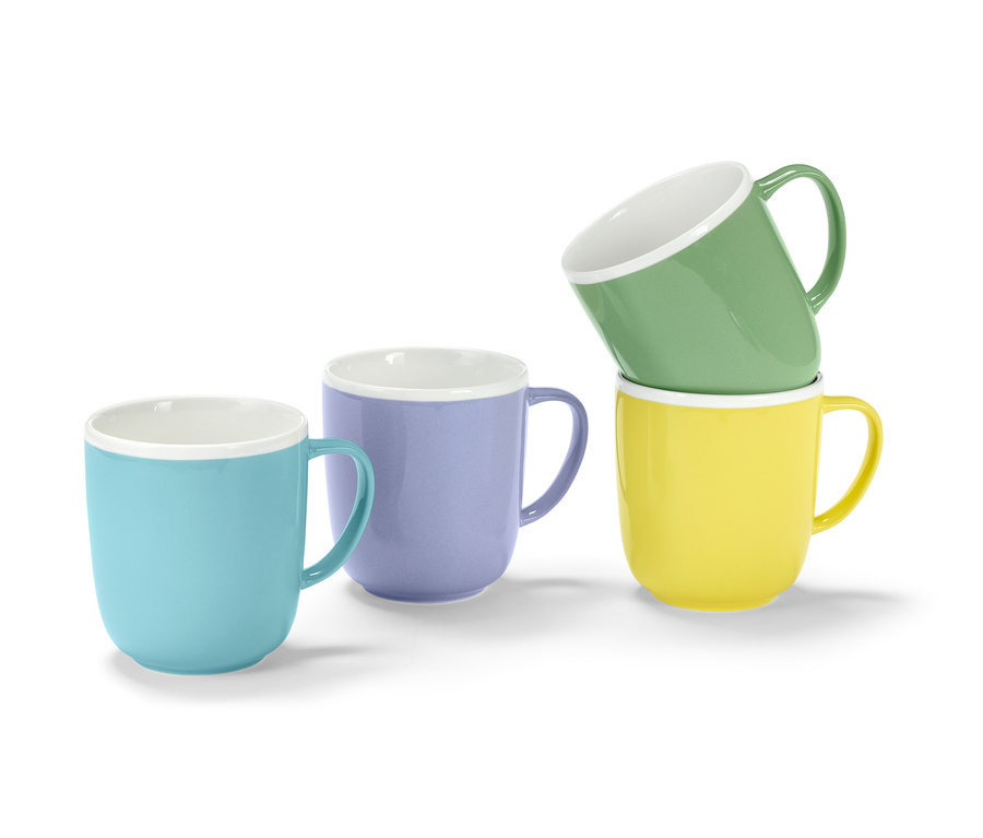 Štyri hrnčeky rôznych farieb (modrý, fialový, žltý a zelený) stoja na bielom pozadí.