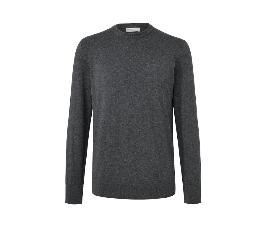 Sivý pulóver s okrúhlym výstrihom.