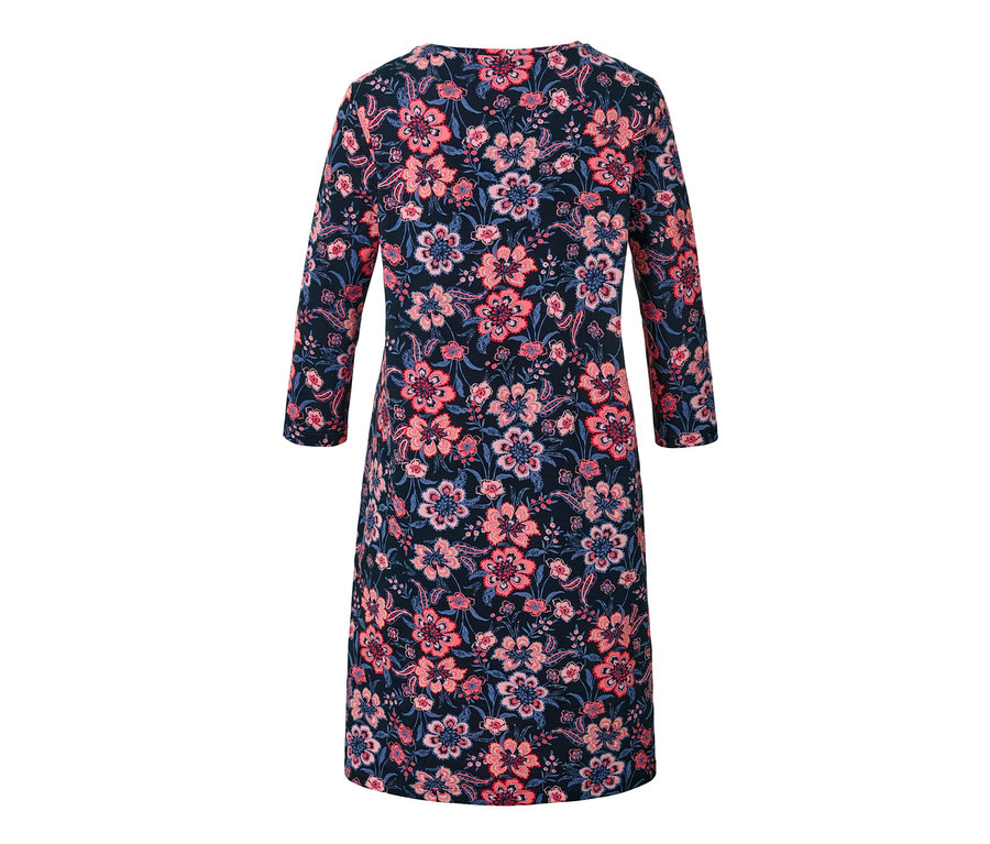 Detail nočnej košele s tmavomodrým kvetinovým vzorom.