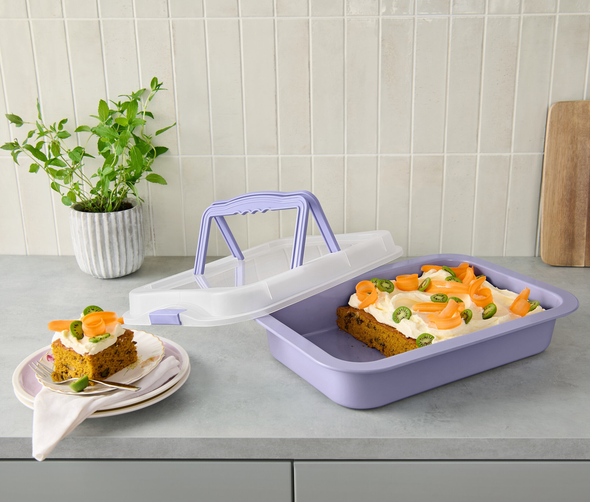 Dva kúsky koláča na tanieroch a plech na pečenie s vekom s koláčom na linke.