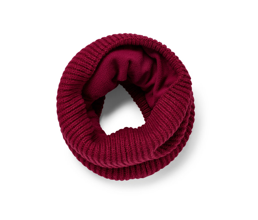 Červený pletený kruhový šál.
