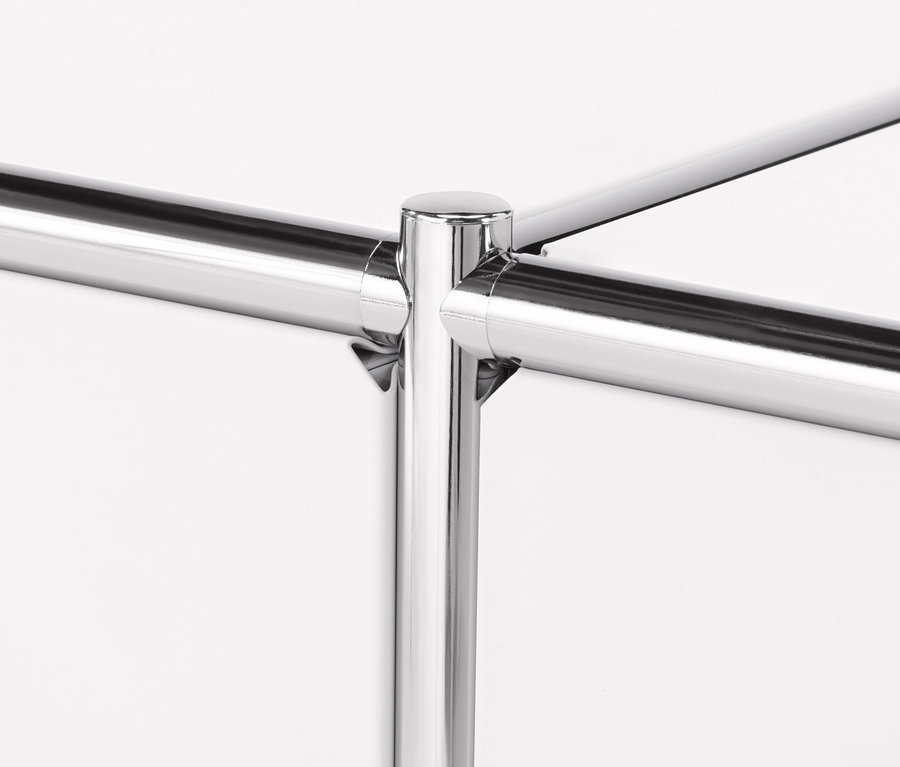 Detail chrómovaných rúrok regálu »CN3«.