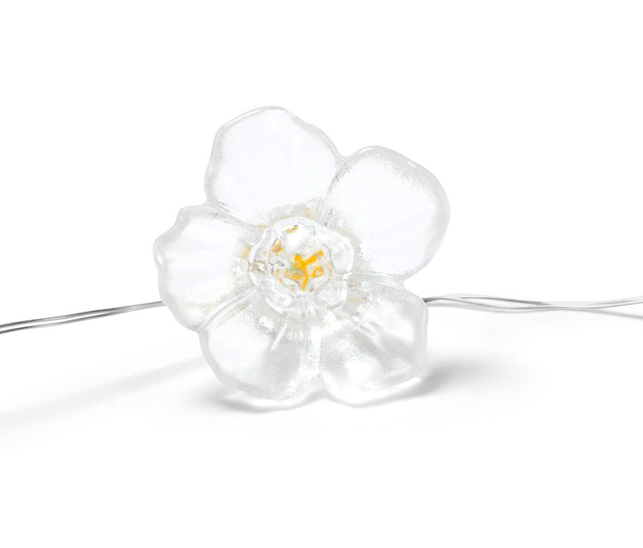 Detail svetelnej reťaze s MICRO LED diódami v tvare kvetu.