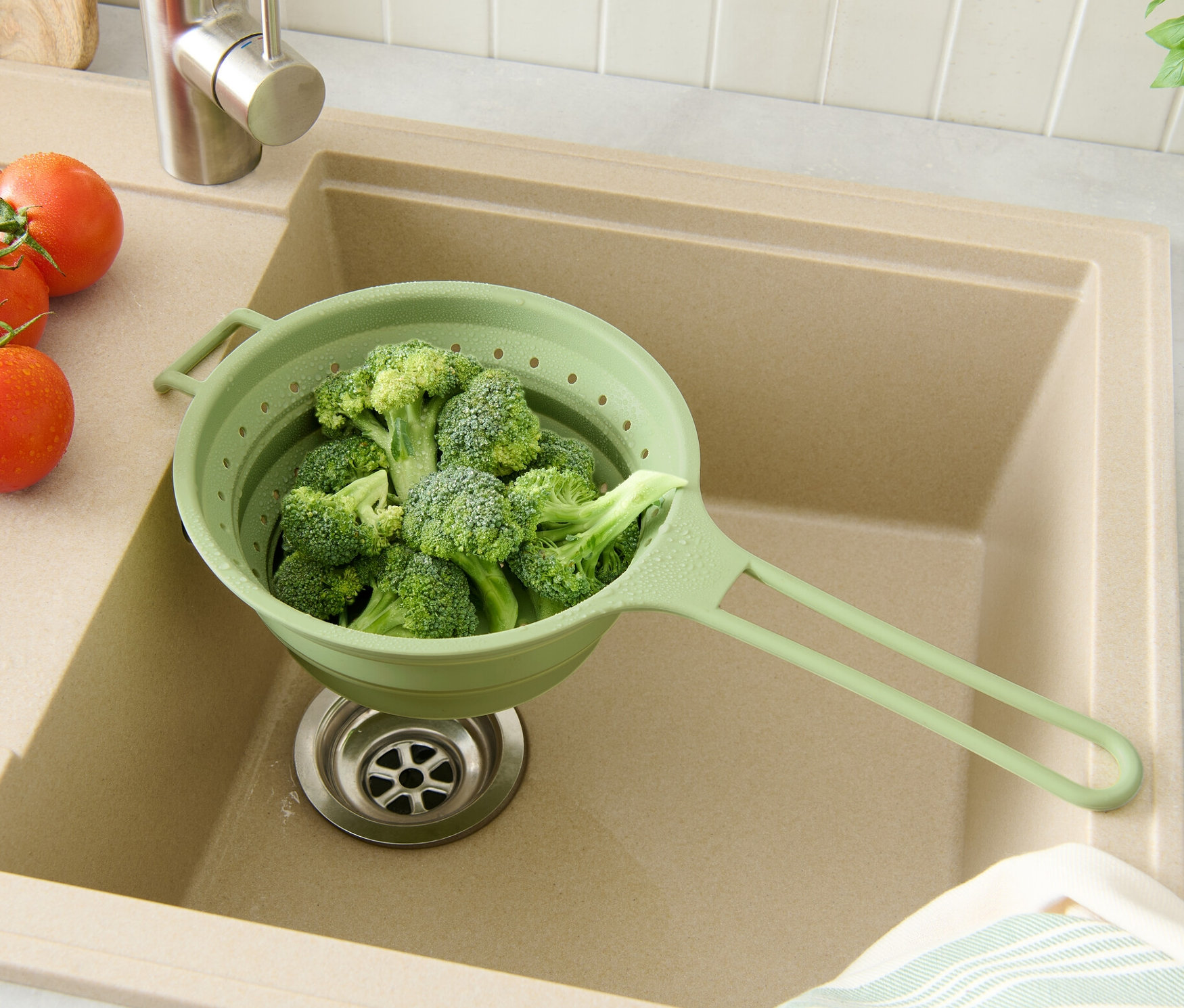 Brokolica v zelenom priestorovo úspornom site v béžovom dreze s paradajkami a bylinkami.