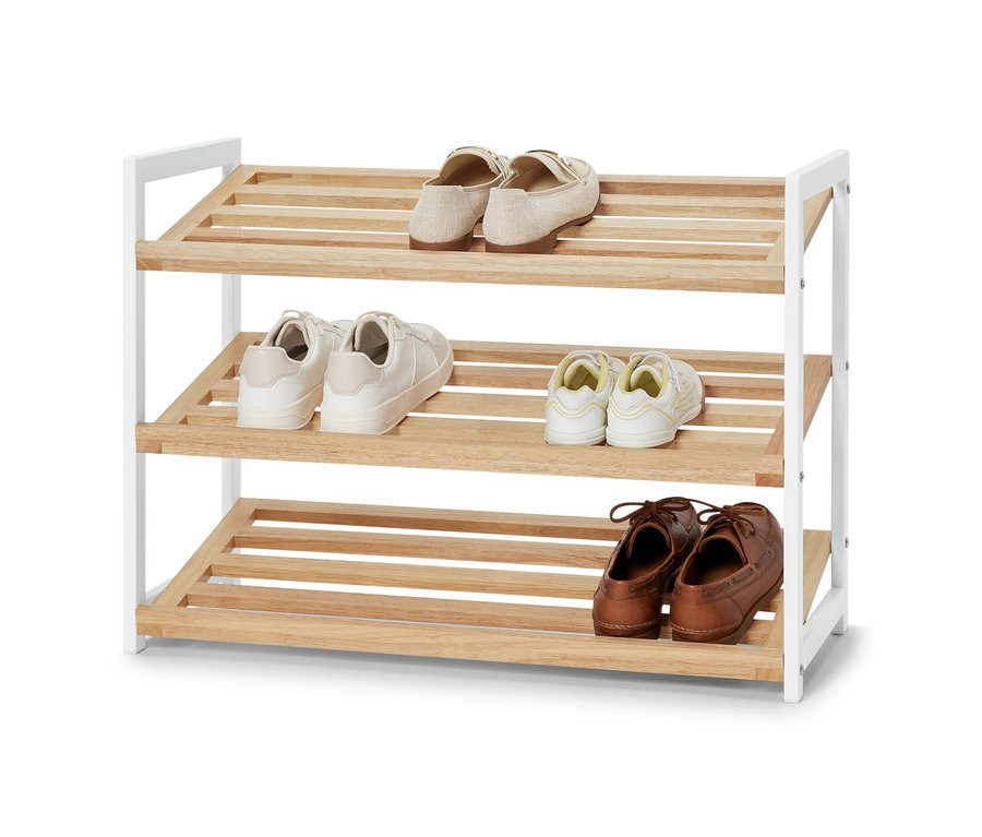 Regál na topánky s 3 poschodiami, na každej polici topánky.