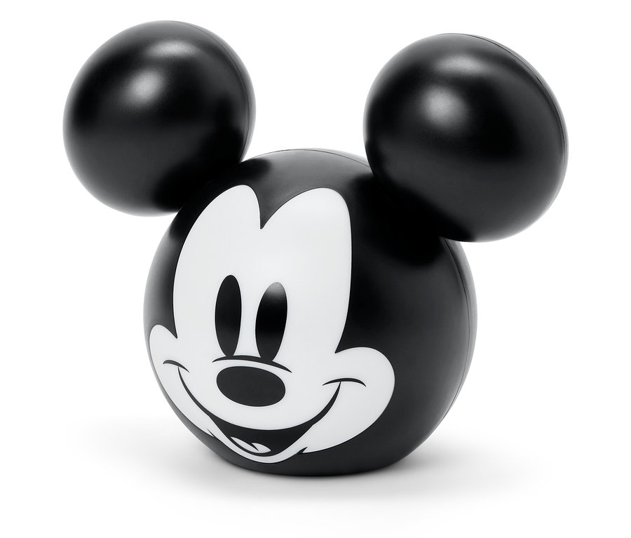 Detailný záber na čiernobielu figúrku Mickey Mouse.