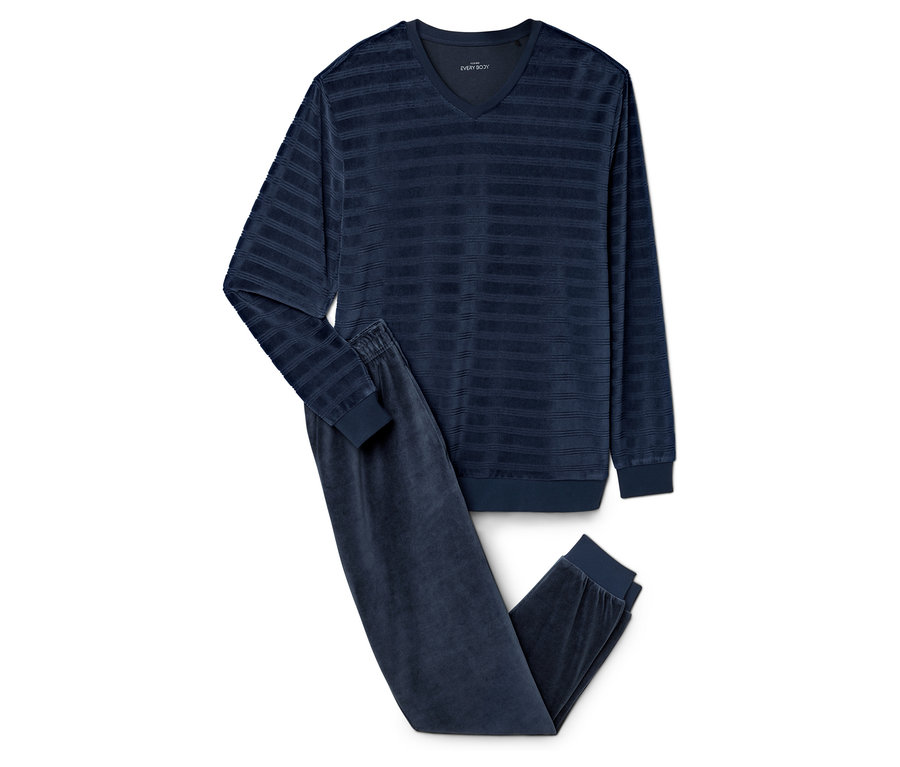 Námornícke modré, pruhované pyžamo s dlhým rukávom a nohavicami leží na bielom pozadí.