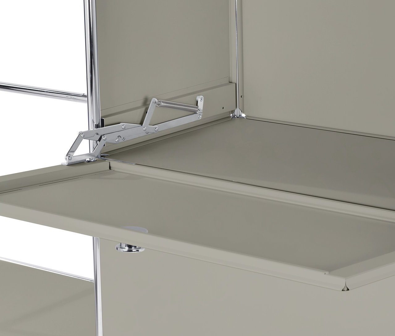 Detail šedej kovovej šatníkovej skrine »CN3« s 2 výklopnými priehradkami a 2 zásuvkami.