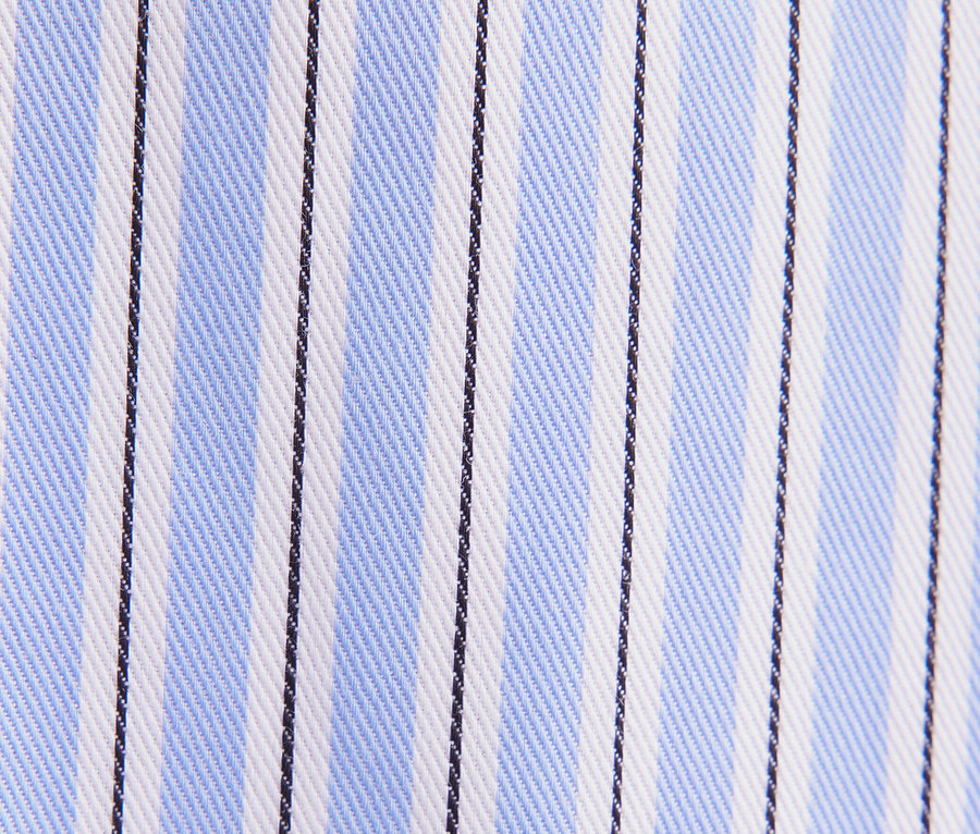 Detail látky s modrými, bielymi a čiernymi pruhmi.