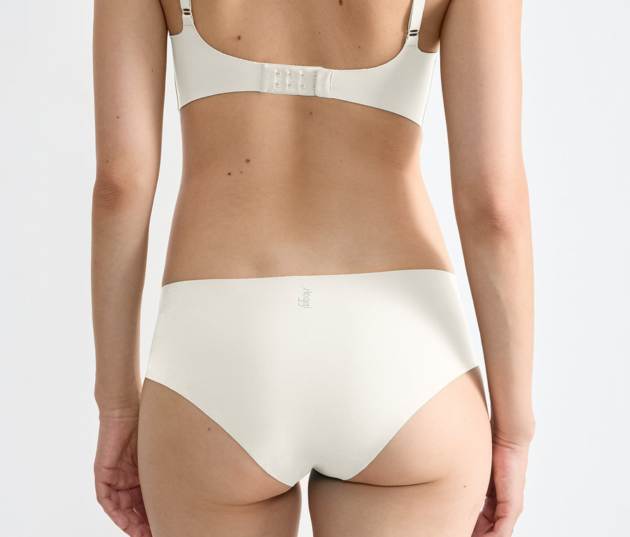 Pohľad zozadu na ženu, ktorá má na sebe bokové nohavičky Sloggi ZERO Feel 2.0 Hipster v hodvábnej bielej farbe.