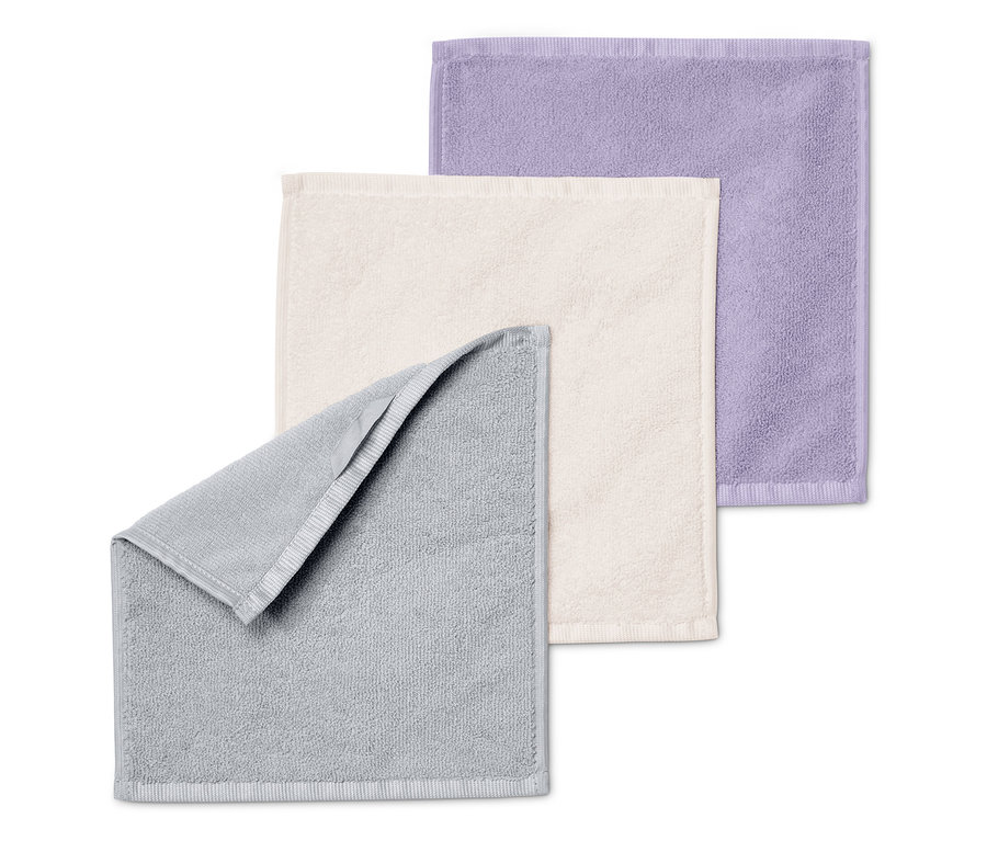 Tri uteráky zložené na sebe: sivý, krémový a fialový.