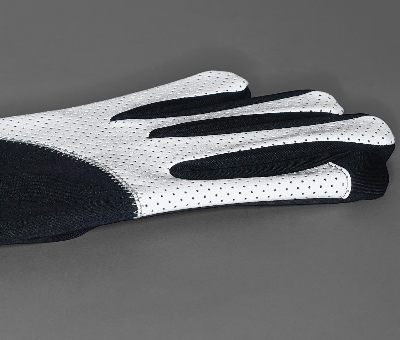Detailný záber na pár rukavíc Windprotection-Handschuhe.