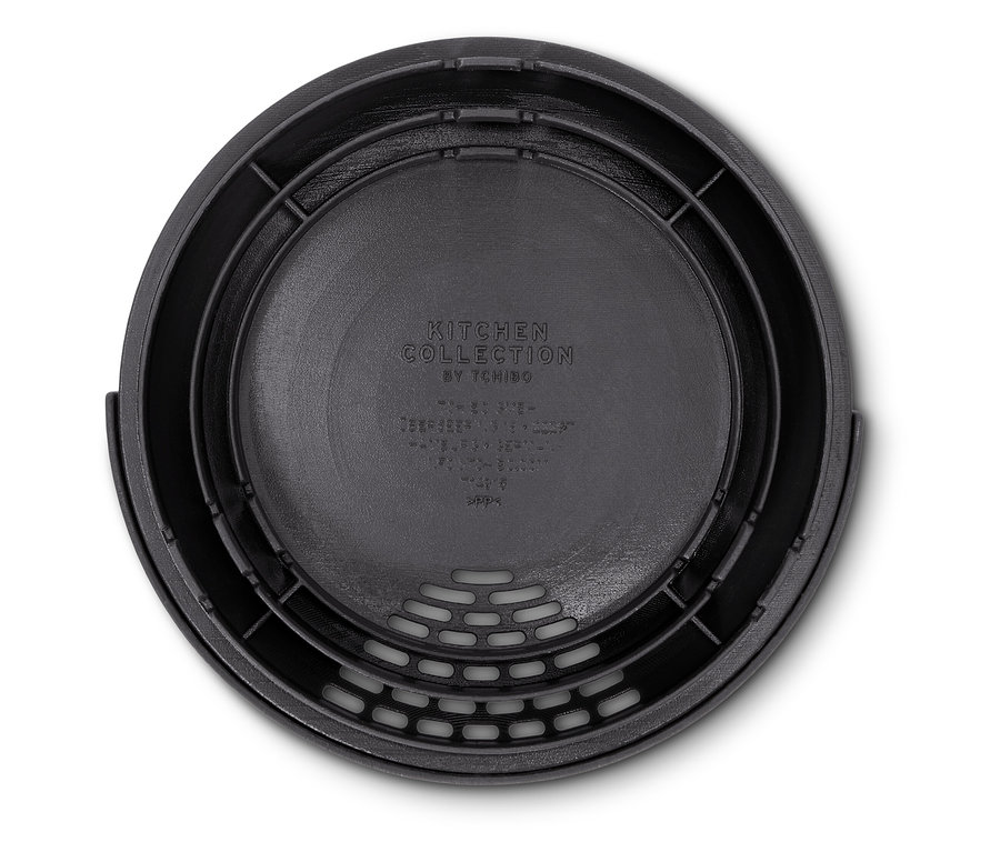 Detailný pohľad zhora na čierne kuchynské sitko s perforovaným dnom.