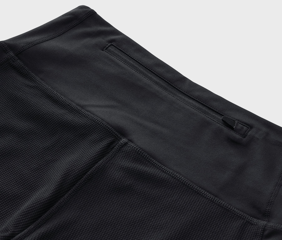 Detailný záber na čierne 3/4 trekingové legíny so zipsovým vreckom v páse.