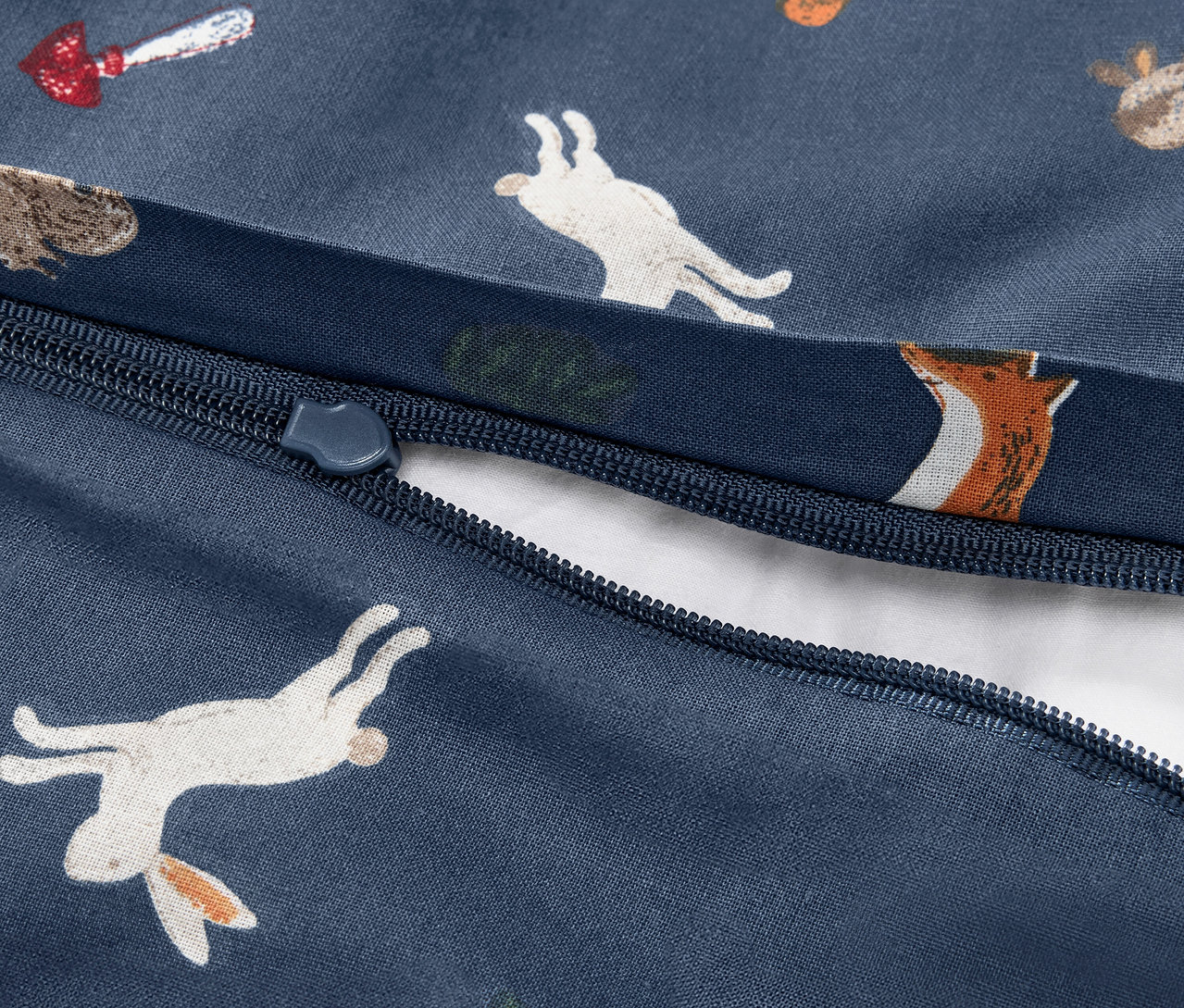 Detail detskej posteľnej bielizne Renforcé štandardnej veľkosti s potlačou lesných zvierat a zapínaním na zips.