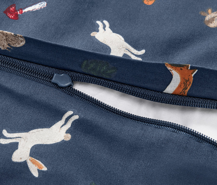 Detail detskej posteľnej bielizne Renforcé štandardnej veľkosti s potlačou lesných zvierat a zapínaním na zips.