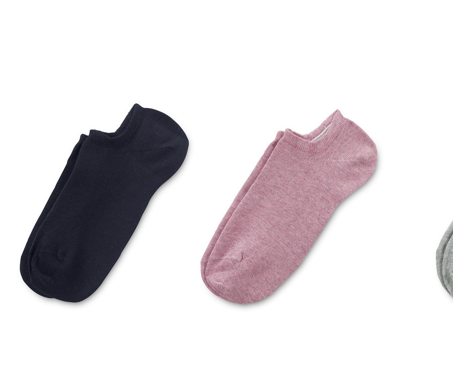 Tri páry krátkych ponožiek: tmavomodré, ružové a sivé.