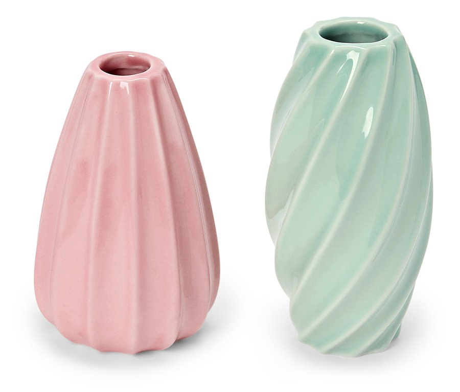 Dve vázy: ružová s vertikálnym rebrovaním a svetlomodrá so špirálovým vzorom.