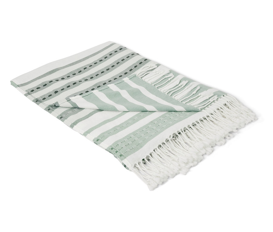 Poskladaný pléd s bielymi a zelenými pruhmi.