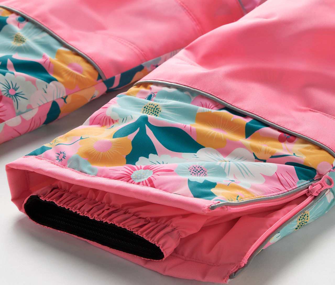 Detail ružových nohavíc s kvetinovým vzorom a elastickým lemom.