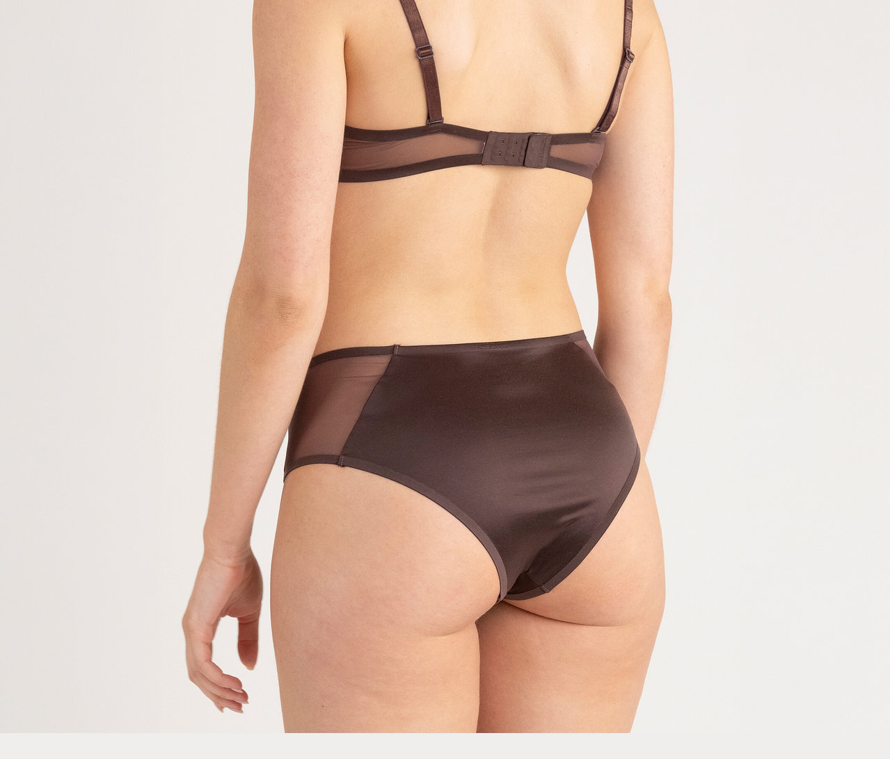 Žena zozadu v hnedej podprsenke a nohavičkách Passionata High Waist Slip »Bianca«, tmavá čokoláda.