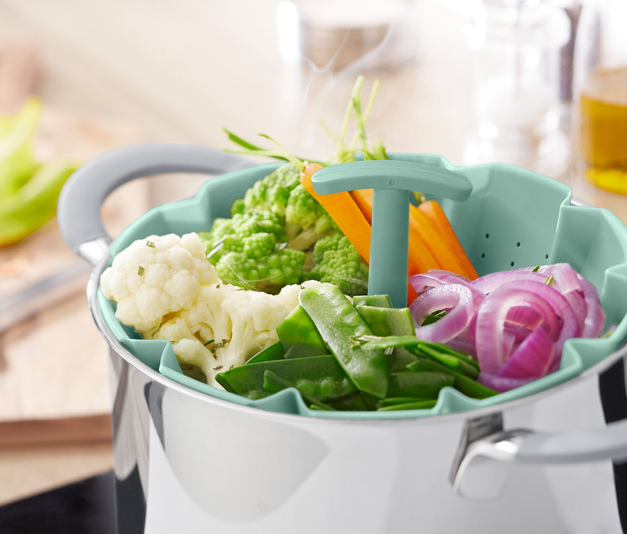 Zelenina v parnom košíku nad hrncom.