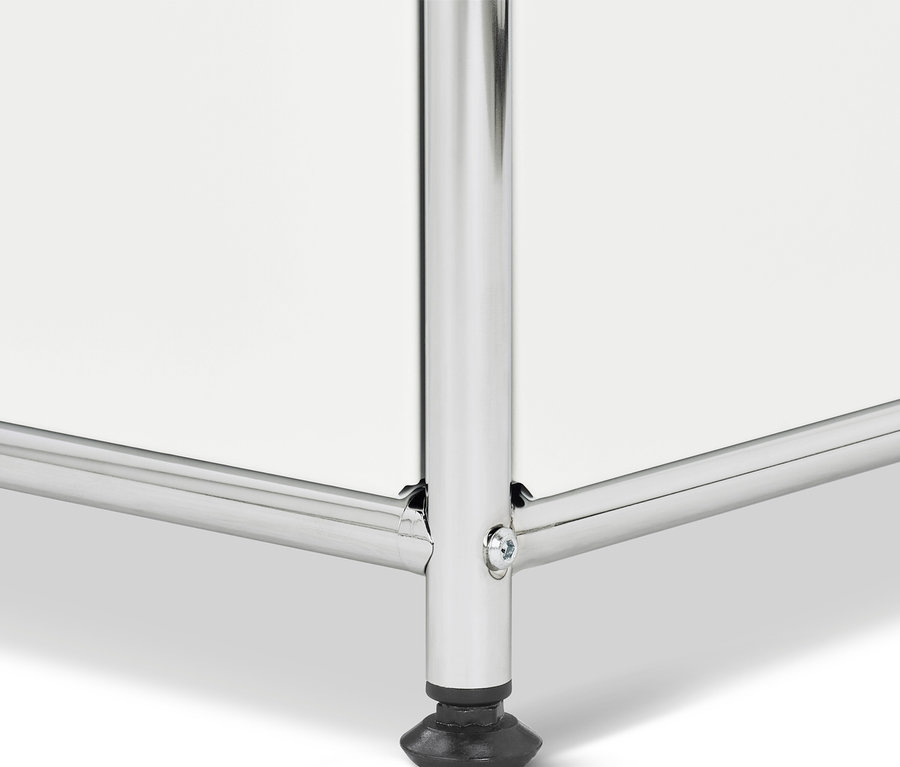 Detail bielej kovovej šatníkovej skrine »CN3« s 2 výklopnými priehradkami a 2 zásuvkami.