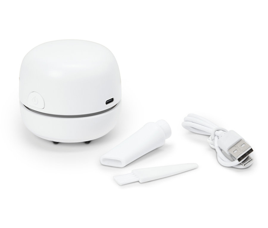 Biely mini vysávač s nadstavcami a USB káblom.