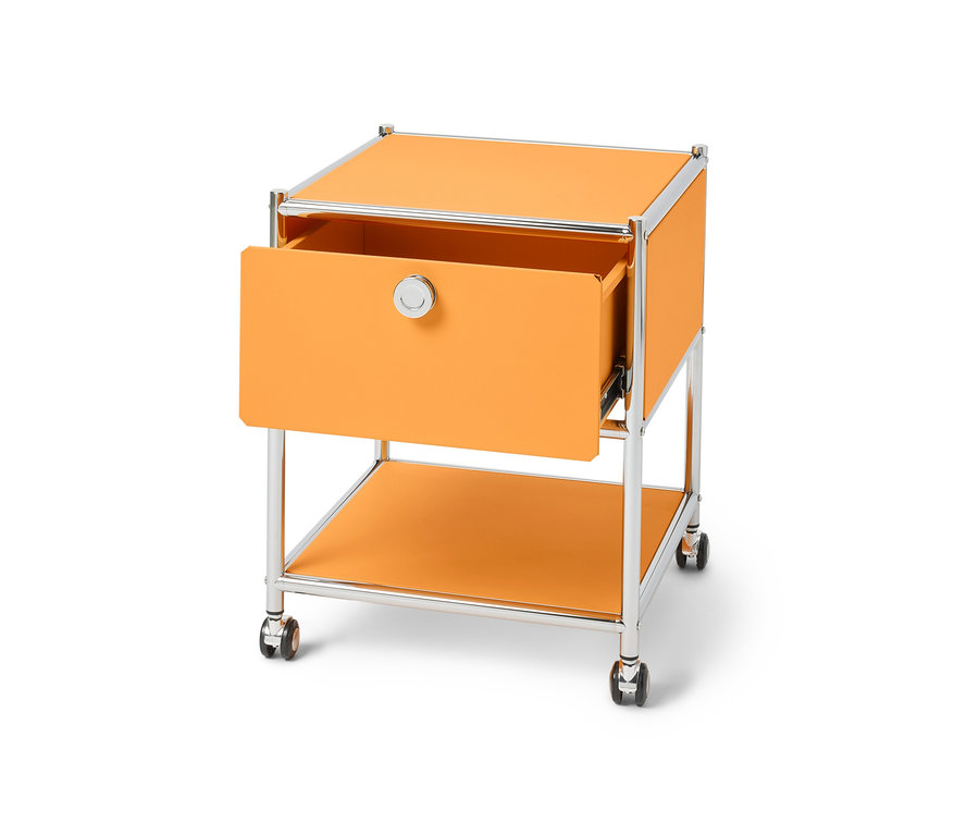 Detail kovového nočného stolíka so zásuvkou »CN3« s otvorenou zásuvkou.