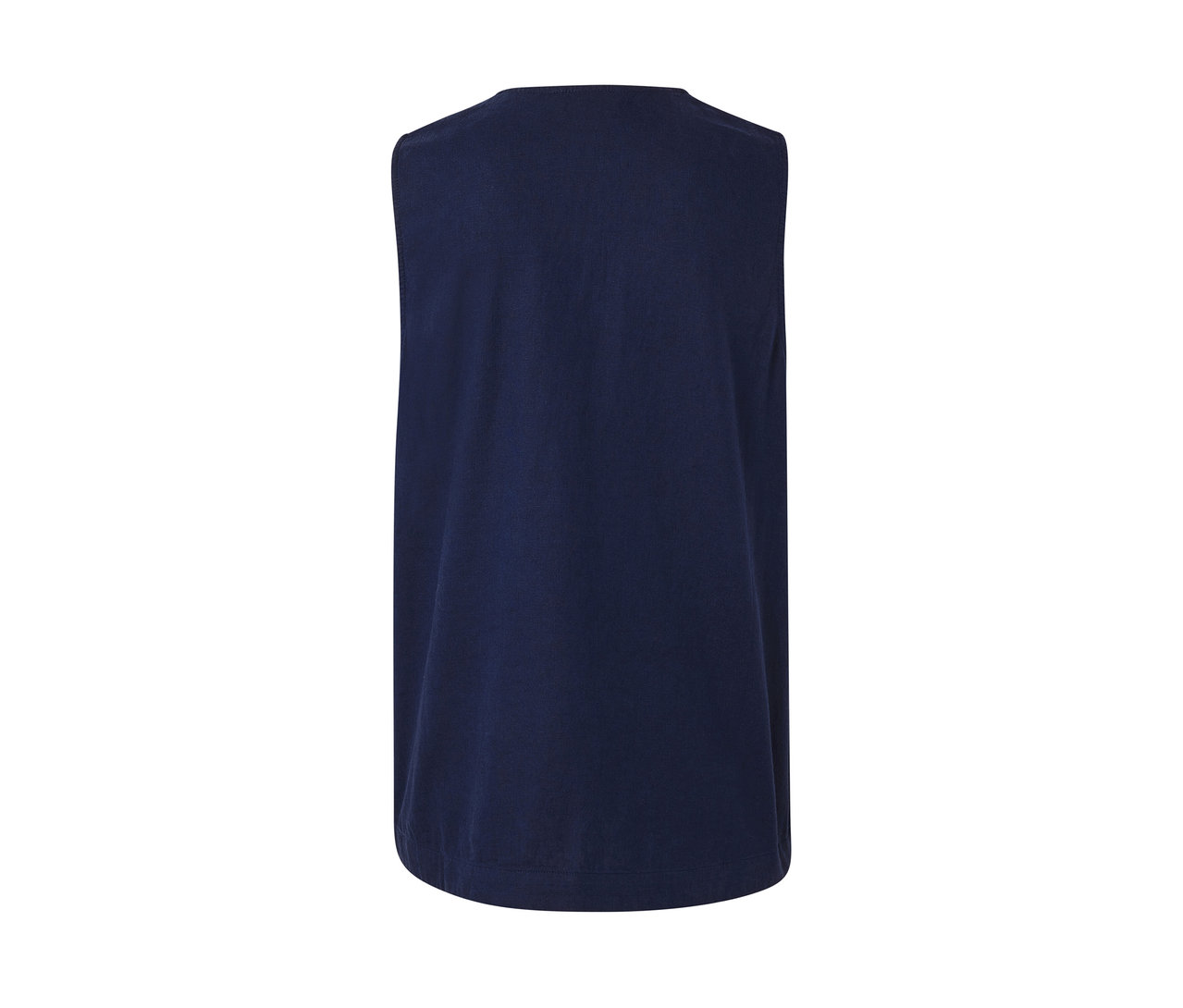 Detail námorníckej modrej ľanovej blúzky bez rukávov.