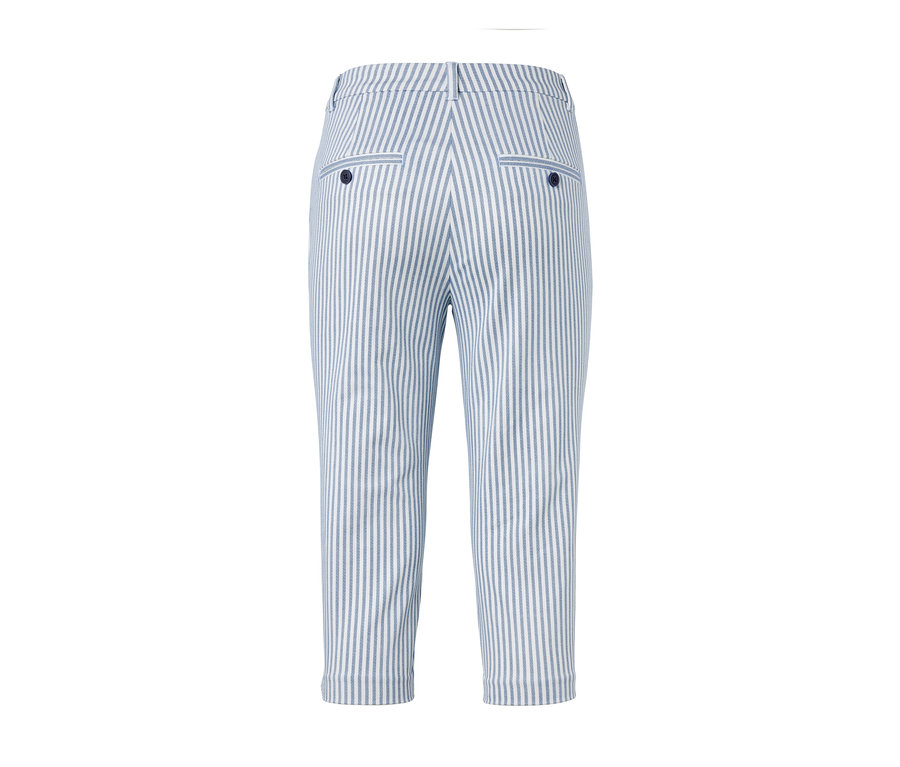 Detail zadnej časti 3/4 strečových twilových nohavíc s modro-bielymi pruhmi.