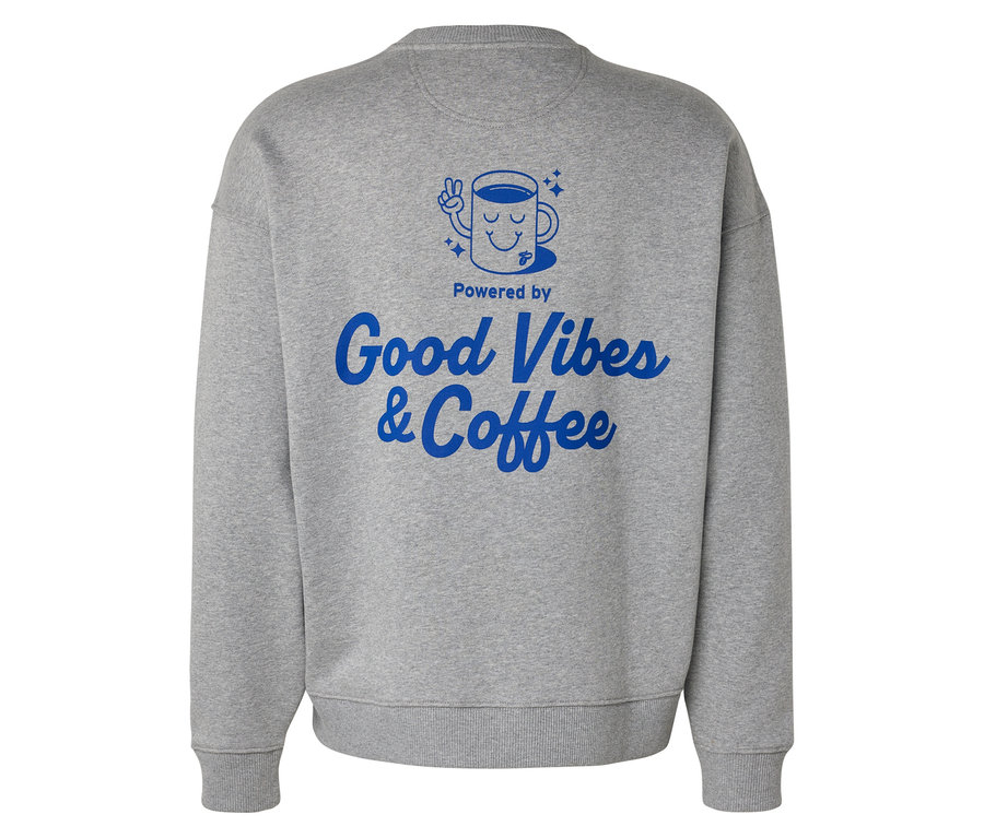 Sivá mikina Unisex Coffee Crew zozadu, s modrou potlačou šálky kávy s tvárou a nápisom "Powered by Good Vibes & Coffee".
