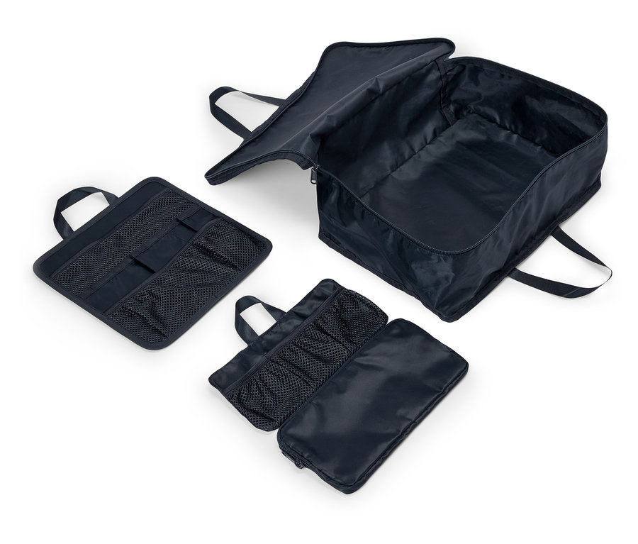 Tri tmavomodré látkové tašky s rúčkami a sieťovanými priehradkami ležia na bielom pozadí. Jedna taška je otvorená a ukazuje vnútro.