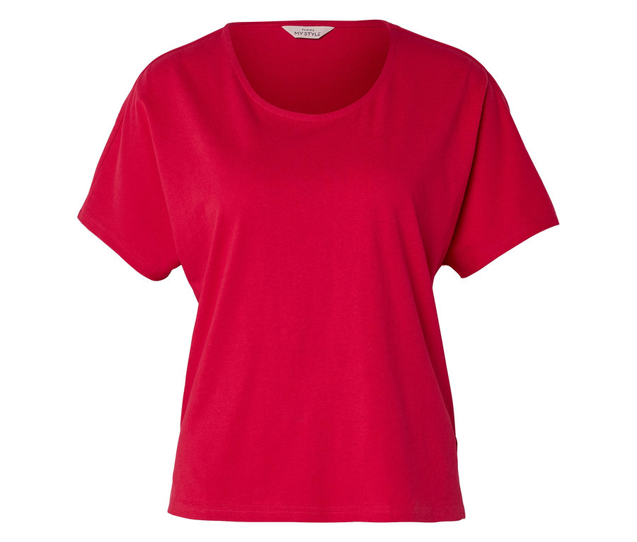 Červené tričko s krátkymi rukávmi a širokým okrúhlym výstrihom.