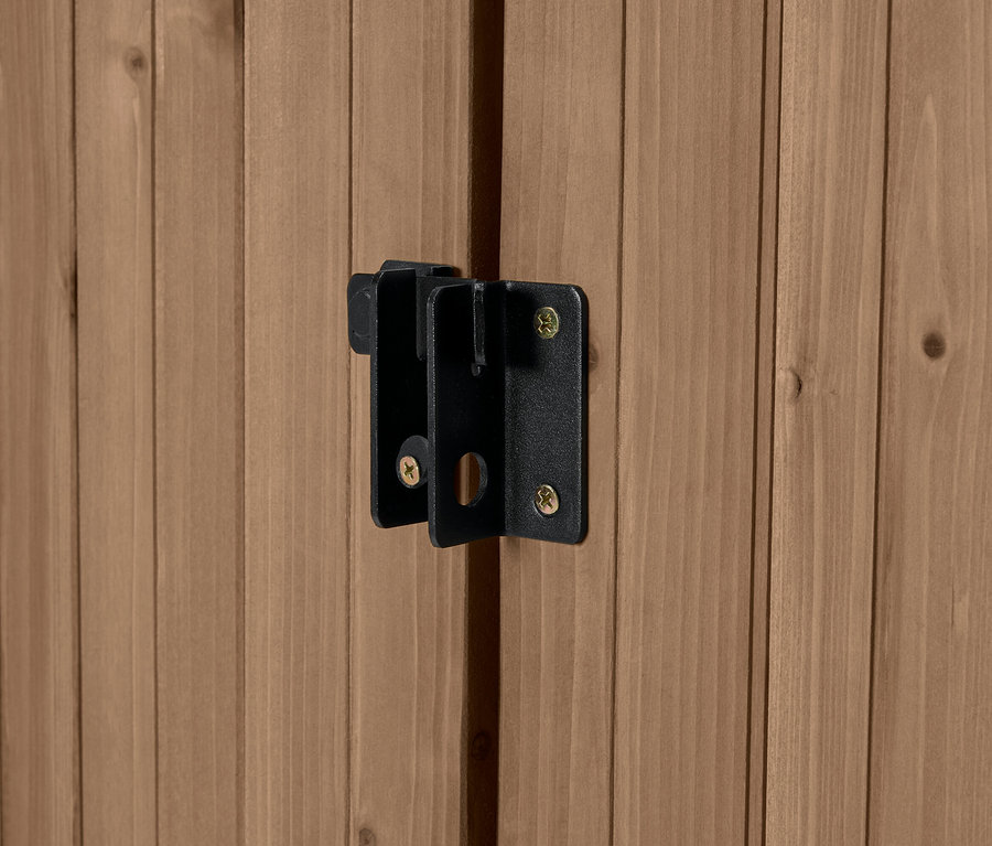 Detailný záber na čierny zámok na drevených dverách, pripevnený štyrmi skrutkami.