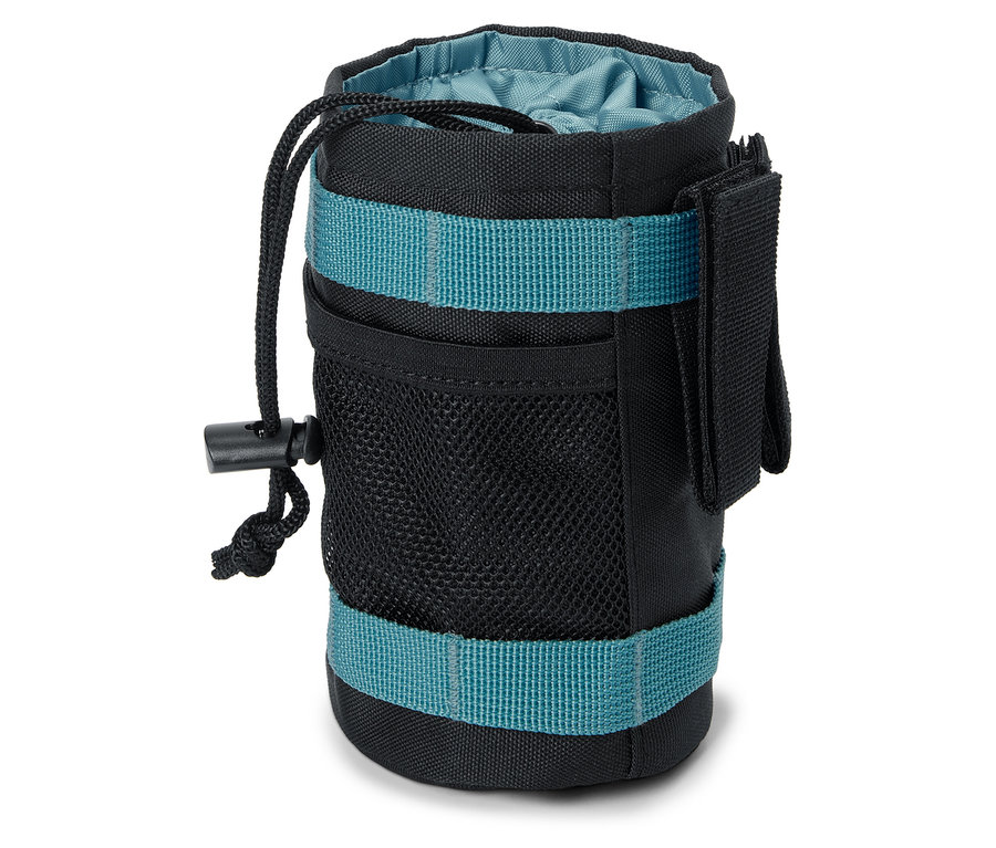 Čierna taška s modrými pruhmi a šnúrkou.