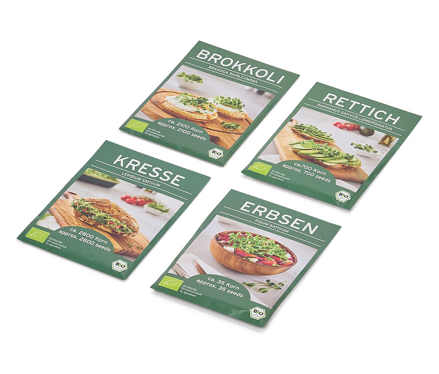 Štyri zelené vrecúška so semenami ležia diagonálne na bielom pozadí. Na vrecúškach sú obrázky brokolice, žeruchy, reďkovky a hrachu.