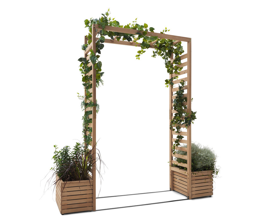 Drevený oblúk s rastlinami v drevených debnách.