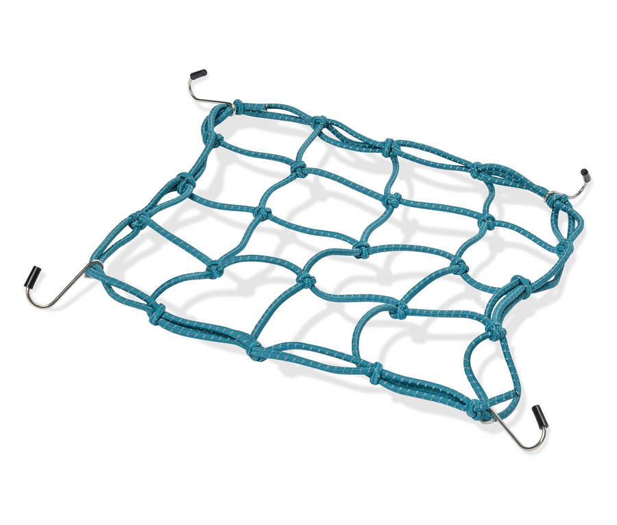 Modrá batožinová sieť s háčikmi v každom rohu leží na bielom pozadí.